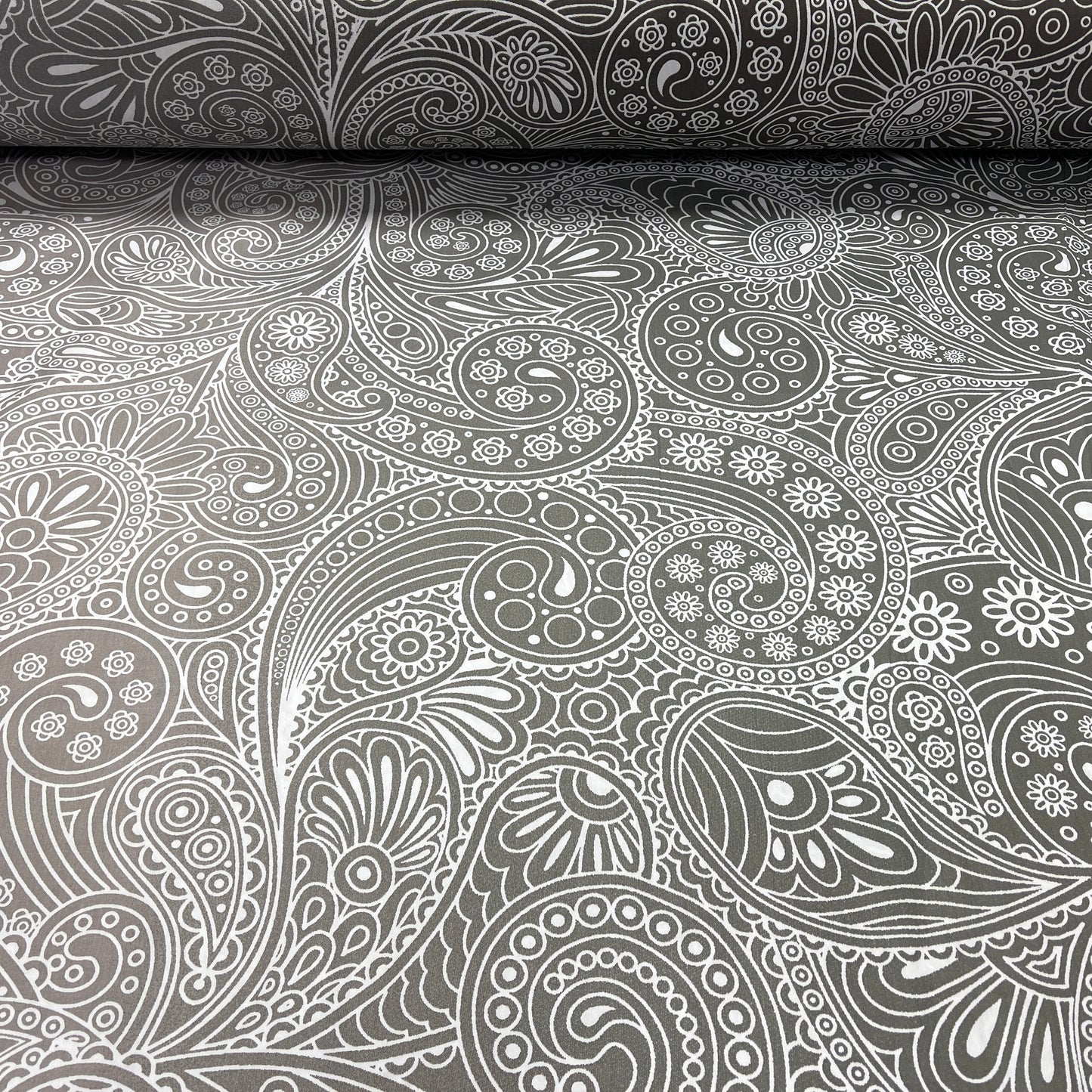 100% satin de coton - motif abstrait sur fond gris 220 cm 125 g/m²