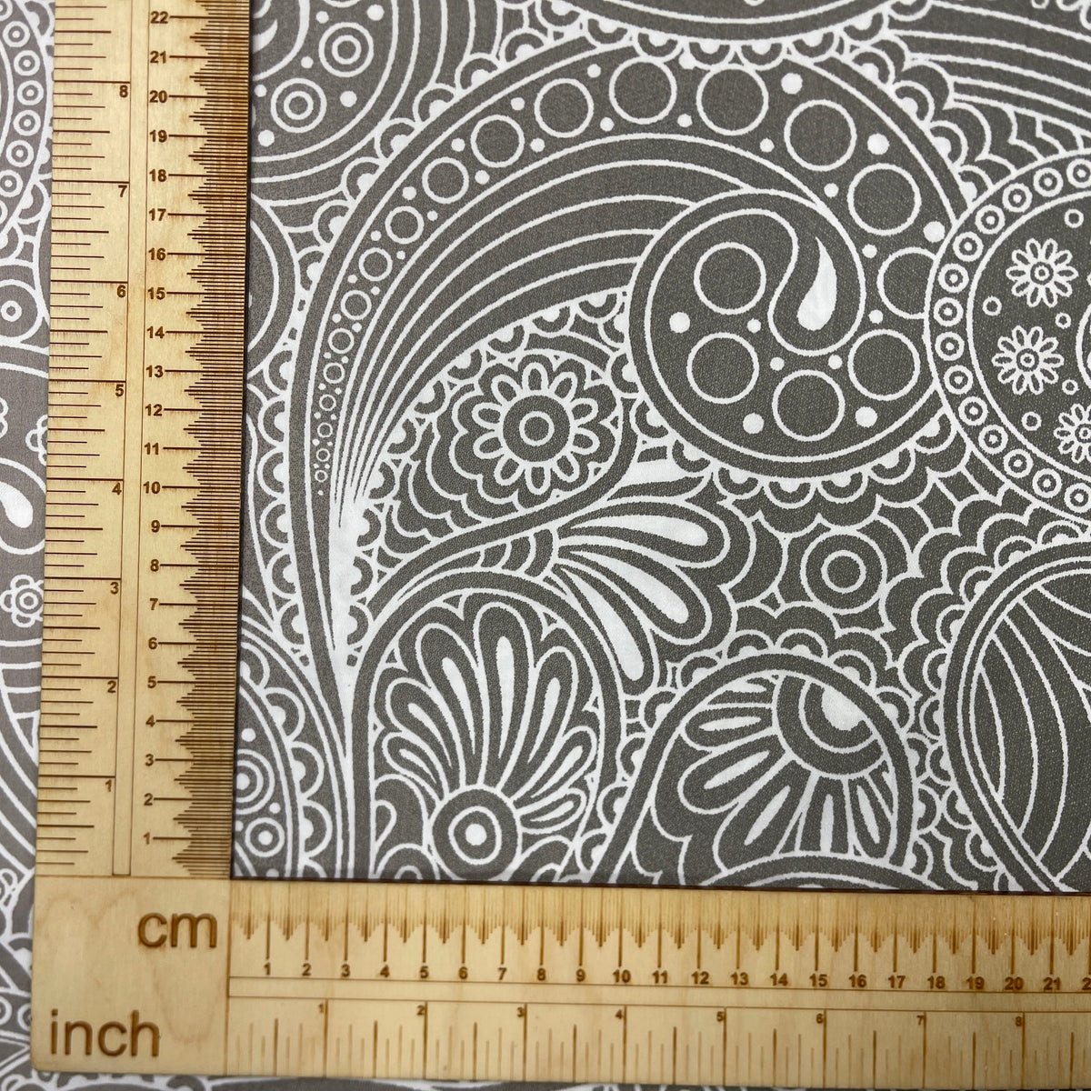 100 % puuvillasatiini - abstrakti kuvio harmaalla pohjalla 220 cm 125 g/m²