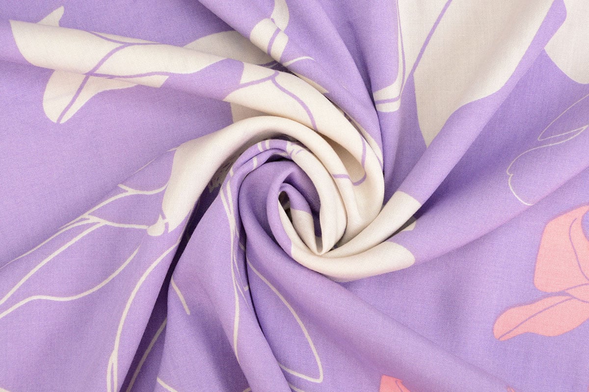 100% Viskosestoff – Blumen auf lila Hintergrund 105 g/m²