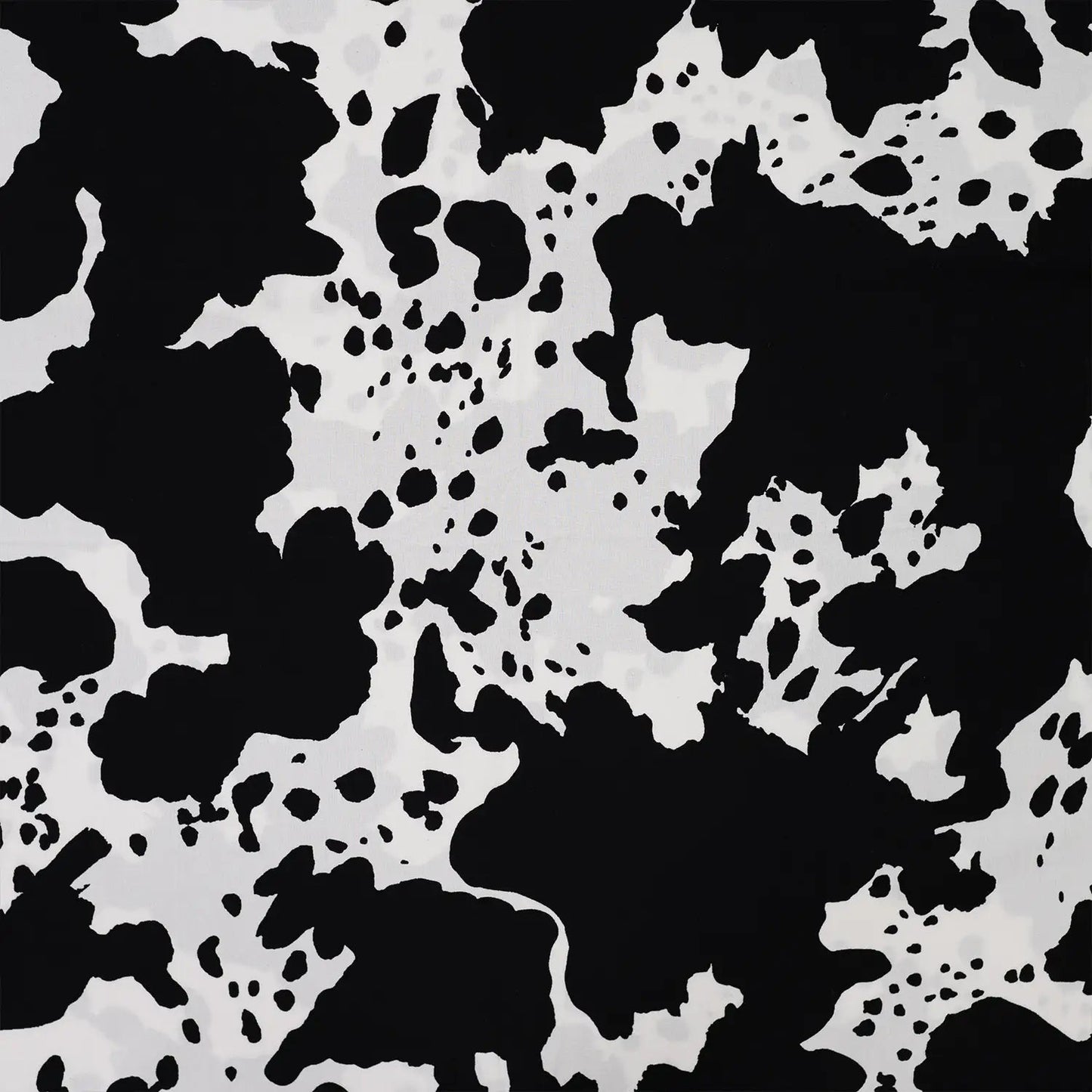 Image avec satin viscose 100 % au motif dalmatien, 105 g/m² – disponible chez Šarlotes audumi