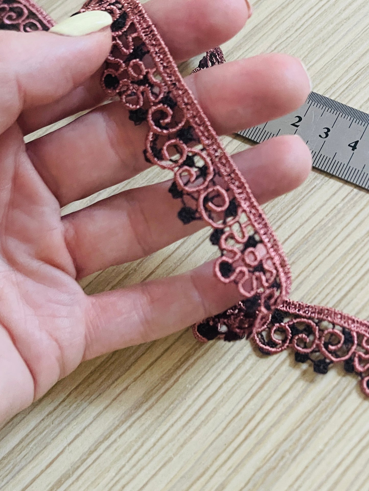 Izšūta mežģīnes lenta 1.5 cm-brūni rozā ar melnu