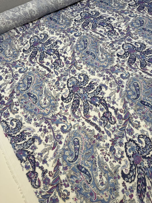 Itālijas kokvilnas krepa audums ar paisley rakstu violetos toņos