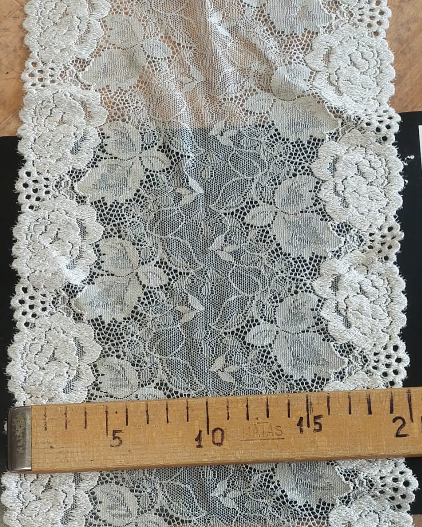Izšūta mežģīne 20 cm-pērļu balta