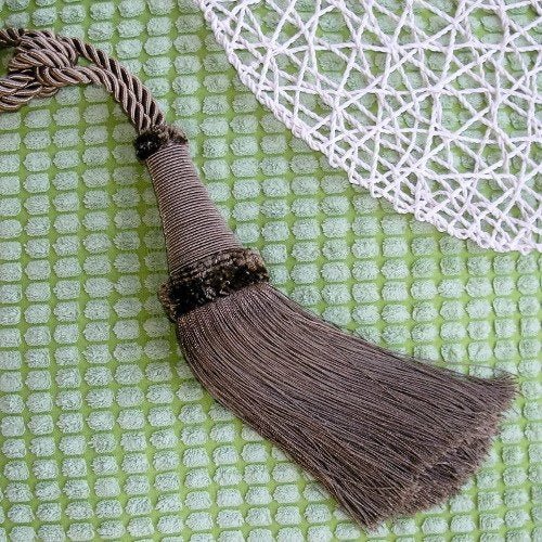 Image de supports de rideaux, embrasses à franges, de différentes teintes – disponible chez Charlotte Fabrics