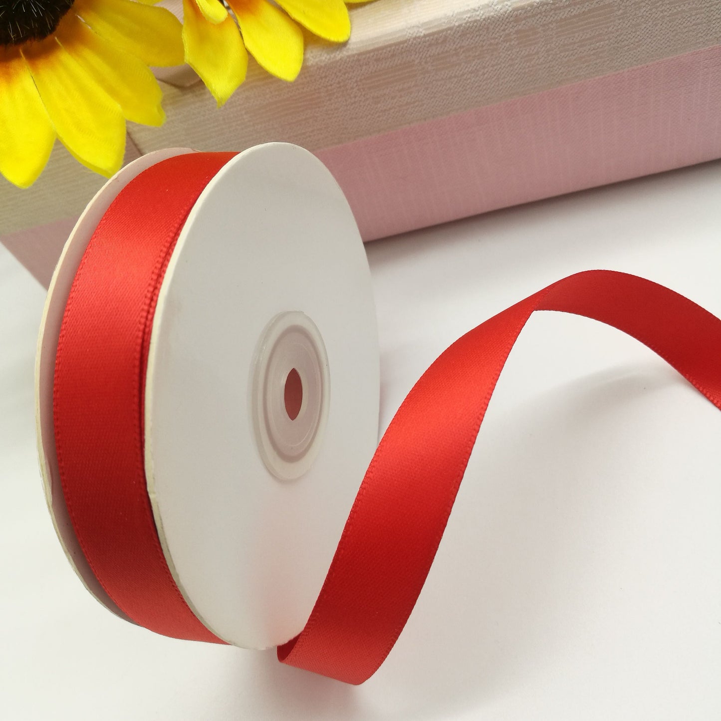 alt
Ruban en satin rouge 32 mm (25 m)