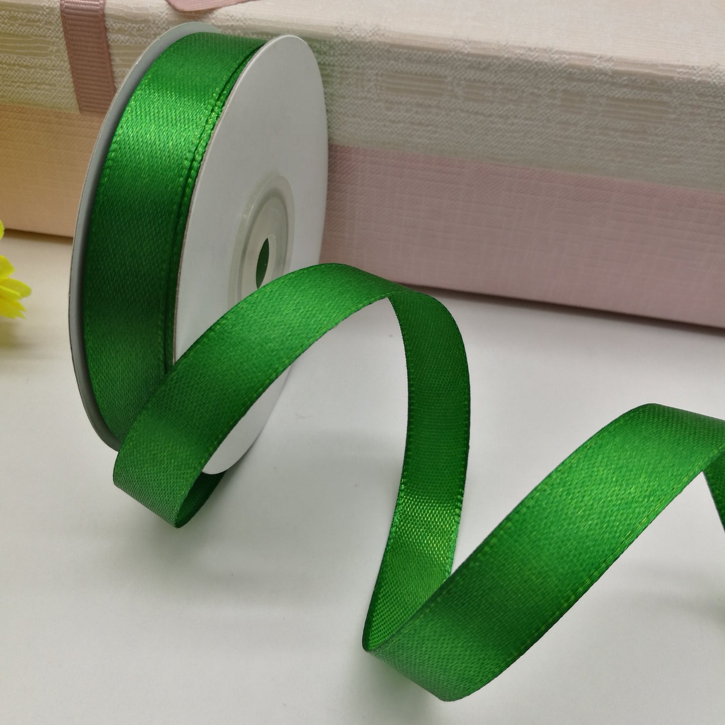 Ruban satin vert 12 mm (emballage 25 m)