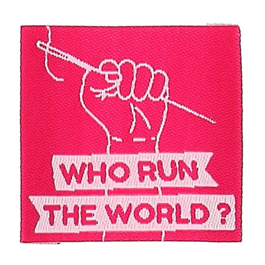 Kuva Bohin-ompelumerkeistä vaatteisiin “Who Run The Word” – 35 × 35 mm, 4 kpl – saatavilla verkosta Šarlotes audumi