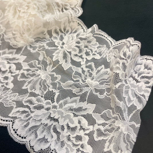 Attēls ar Elastīgā mežģīne 20 cm - maigs vaniļas tonis – pieejams Šarlotes audumi