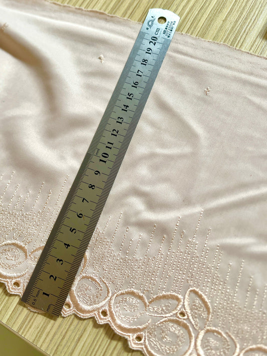 Attēls ar Izšūta mežģīne 20 cm - gaiši bēšs – pieejams Šarlotes audumi