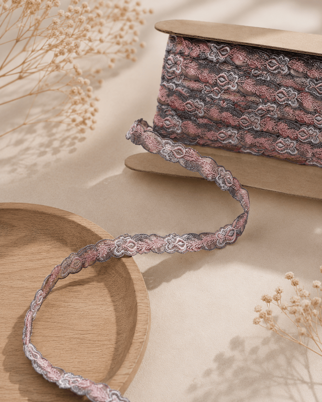 Ruban en dentelle brodée 2 cm - gris et rose – disponible chez Šarlotes audumi