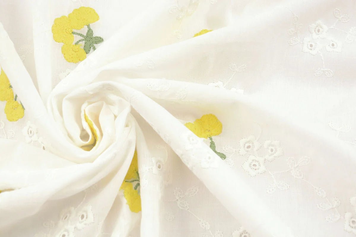 Bestickter Baumwollstoff - gelbe Blumen 110 g/m²