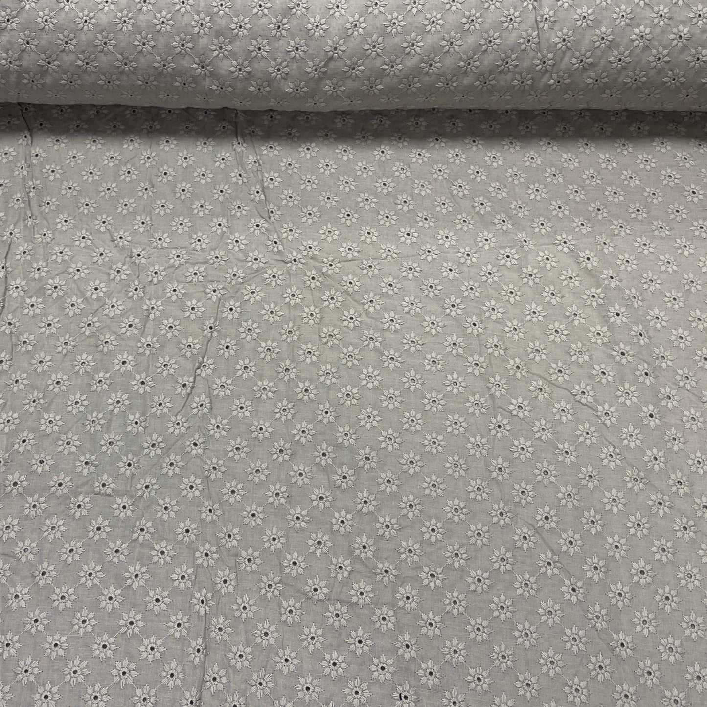 Tissu en coton brodé - motif fleuri beige foncé 110 g/m²