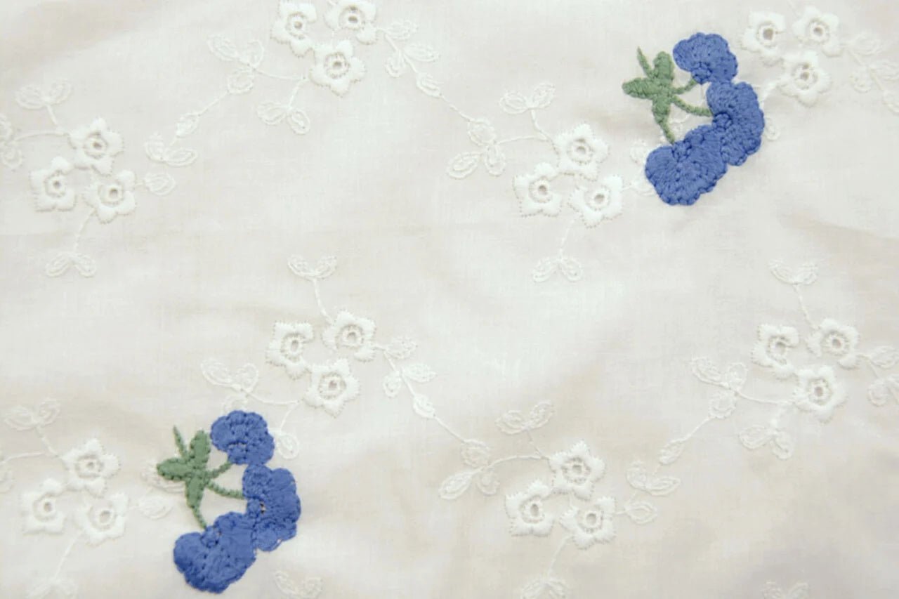Tissu en coton brodé - fleurs bleues 110 g/m²