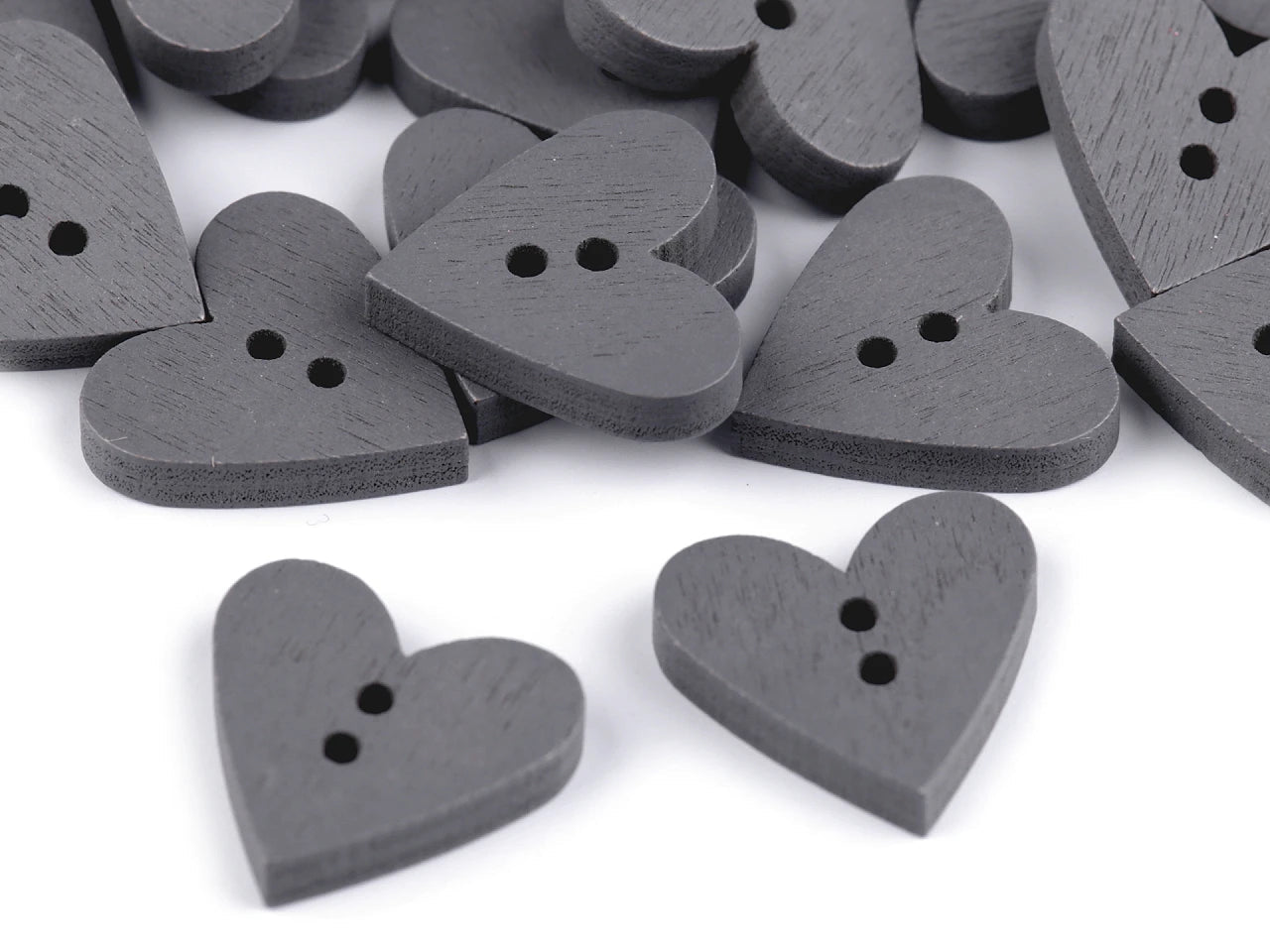Image avec bouton en bois 18 x 19 mm - cœur | teintes variées – disponible chez Šarlotes audumi