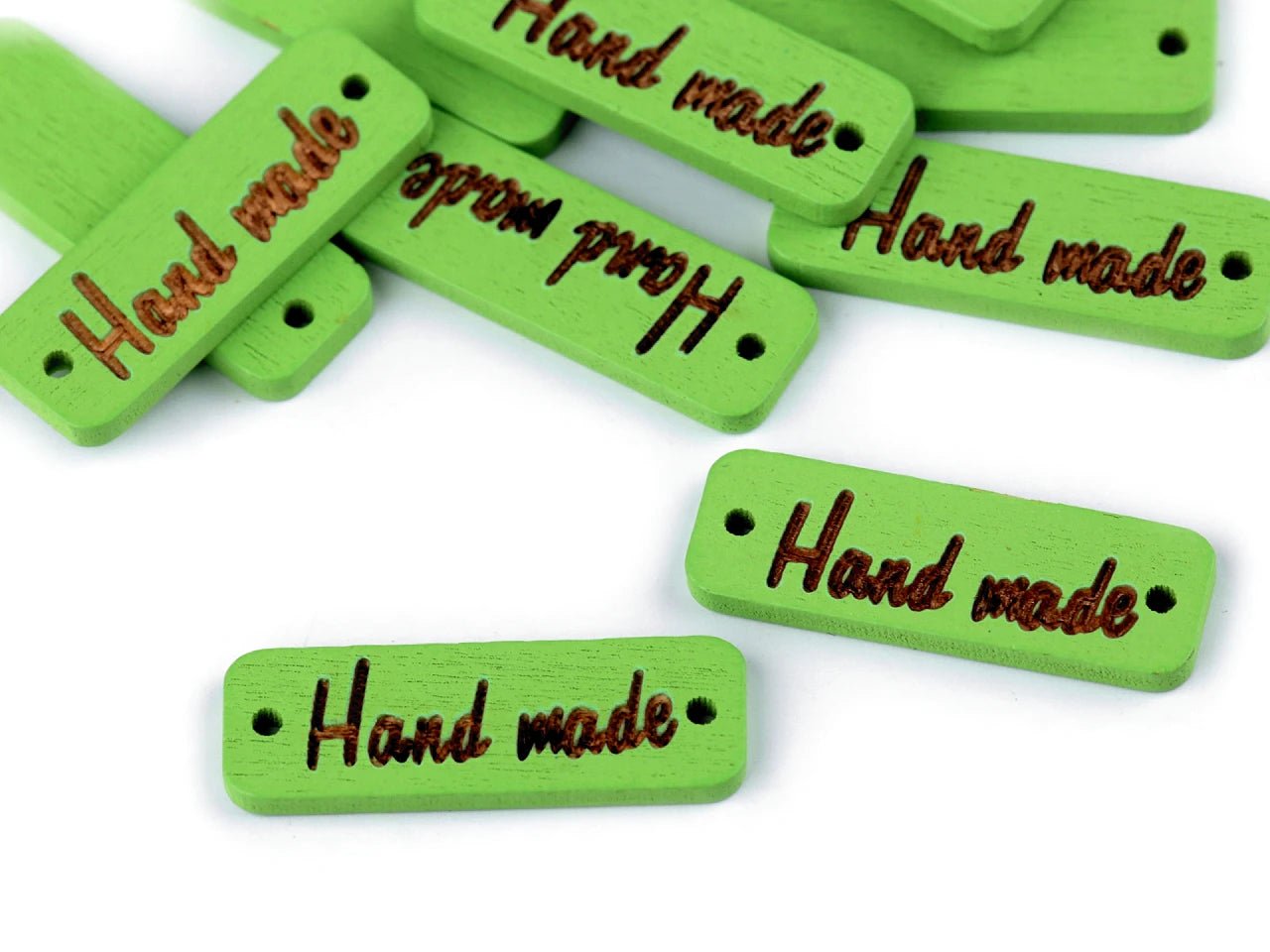 Décoration de bouton en bois vert, fait main – disponible chez Šarlotes audumi