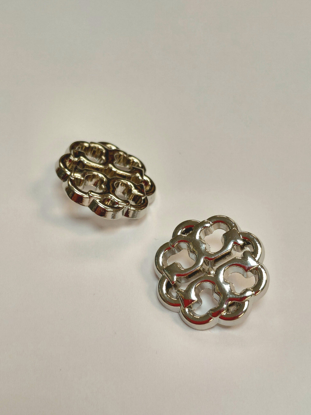 Kuva 20 mm metallinapista jalalla, hopea – saatavilla verkossa Šarlotes audumi