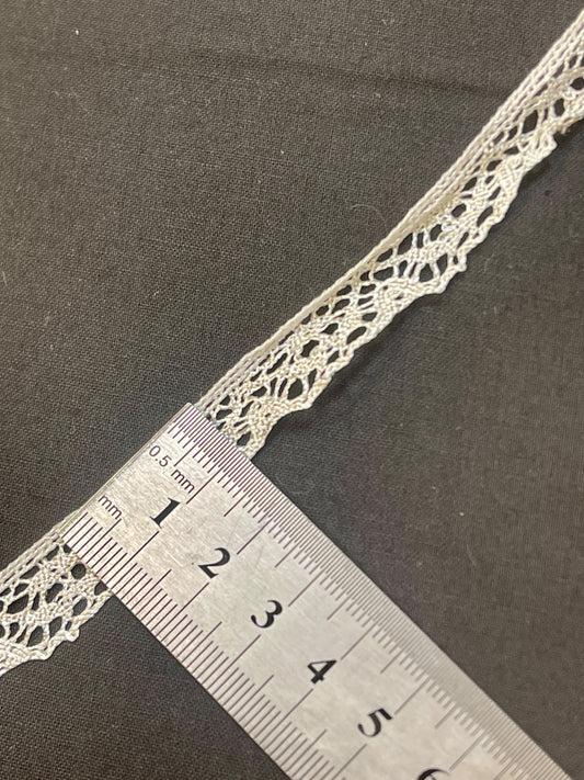 Lace 1.3 cm, champagne – available online at Charlotte Fabrics
