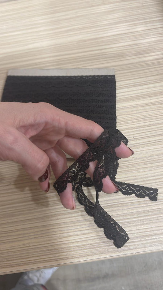 Image with 1.4 cm lace, dark brown – available online at Charlotte's Fabrics