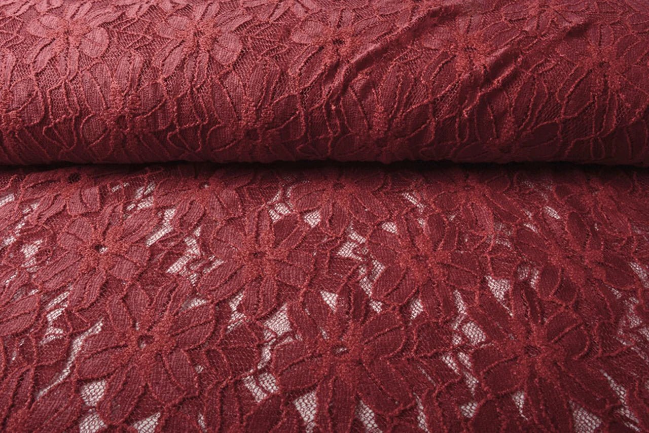 Image de tissu en dentelle bordeaux 120 g/m² – disponible chez Šarlotes audumi