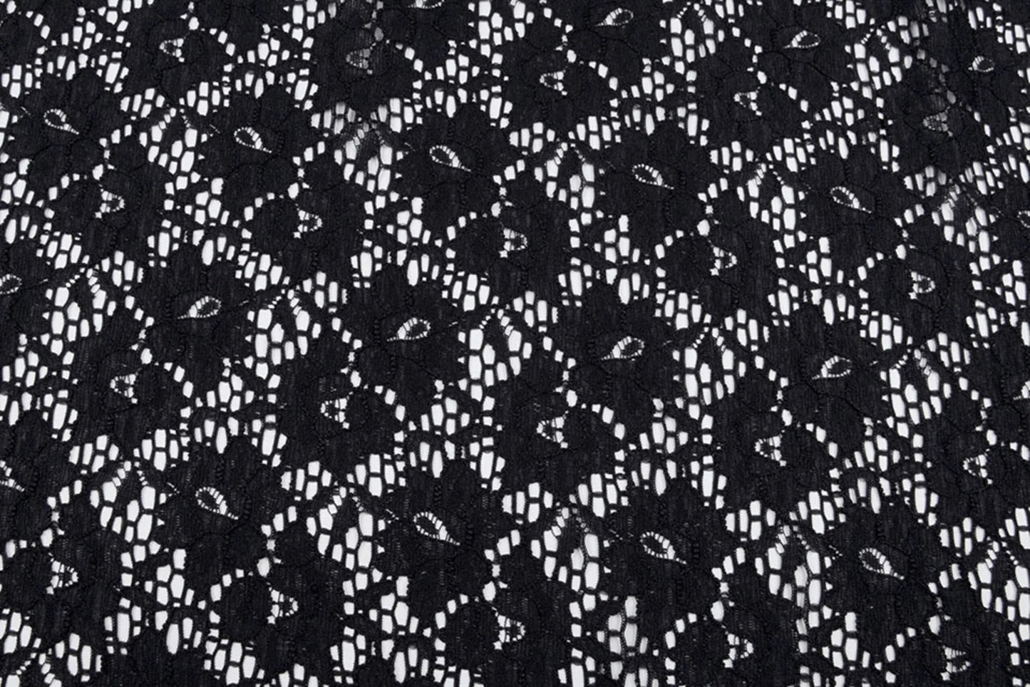 Image du tissu en dentelle noir 115 g/m² – disponible chez Šarlotes audumi