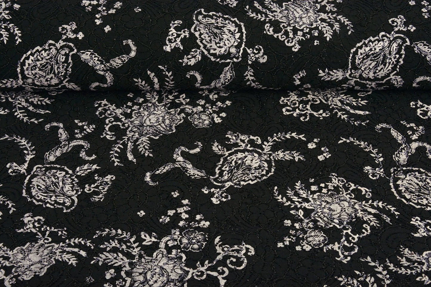 Image de tissu en dentelle noir et argent 210 g/m² – disponible chez Šarlotes audumi