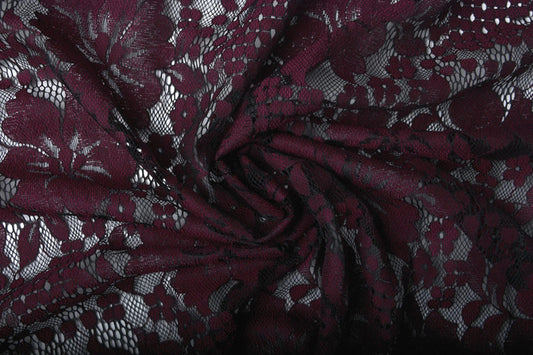 Image de tissu en dentelle à fleurs rouge foncé 110 g/m² – disponible chez Šarlotes audumi