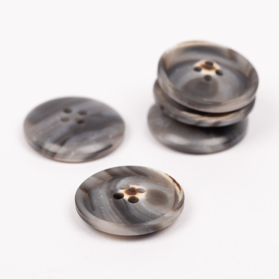 Image de boutons en plastique 15 mm gris – disponibles chez Šarlotes audumi