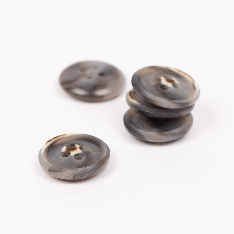 Attēls ar Plastmasas pogas 23 mm - pelēkas – pieejams Šarlotes audumi