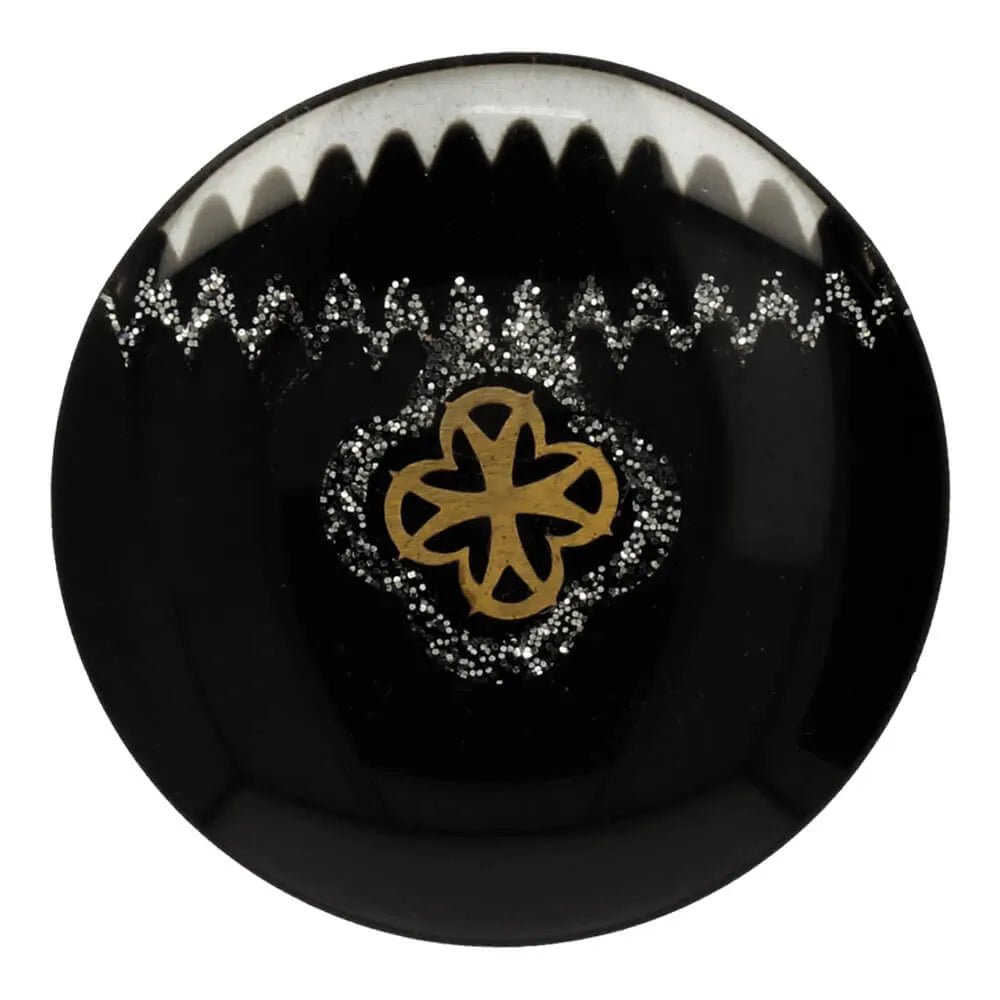 Bouton sur pied de 19 mm - noir avec ornements au centre – disponible chez Šarlotes audumi