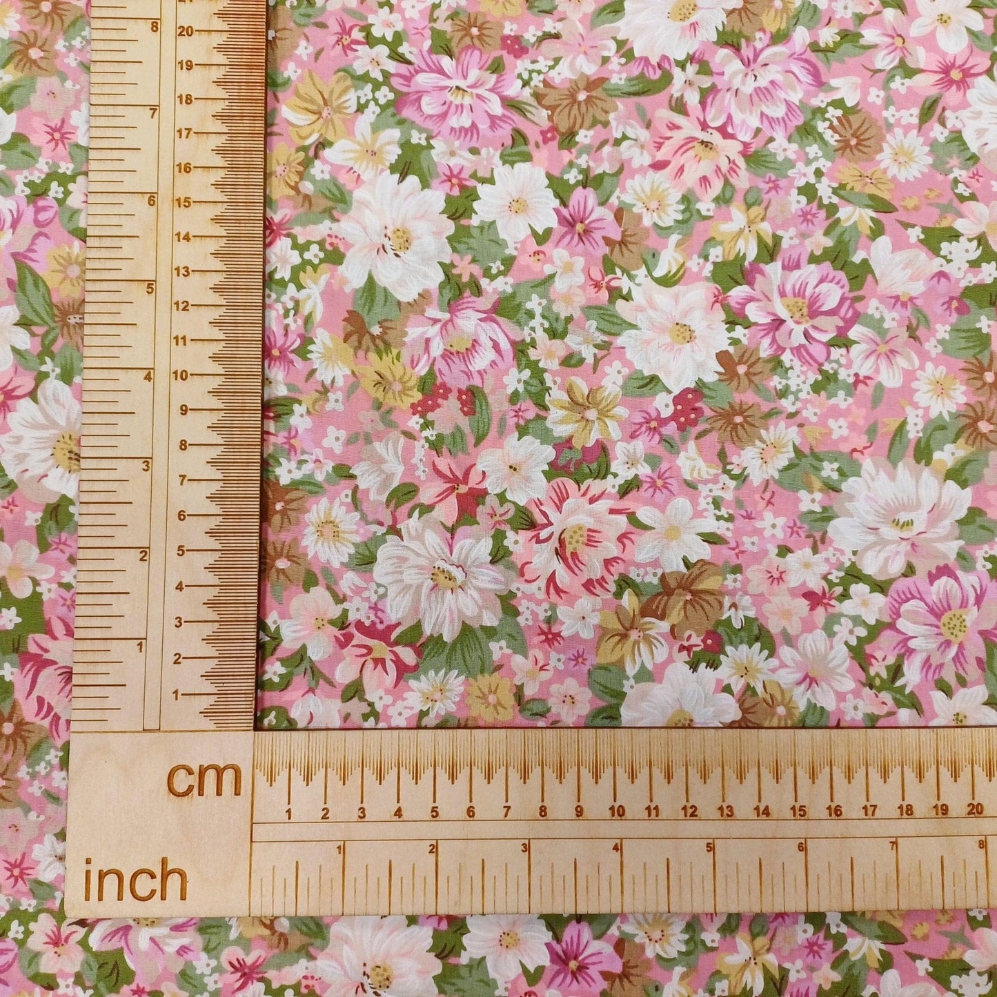Premium 100% Baumwollstoff – Sommerblumen auf rosa Hintergrund 115 g/m²