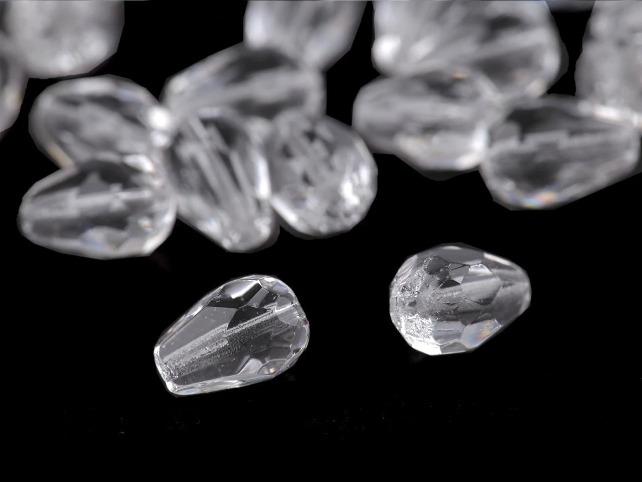 Attēls ar Slīpētas stikla pērlītes piliena formā 7 × 10 mm – pieejams internetā Šarlotes audumi