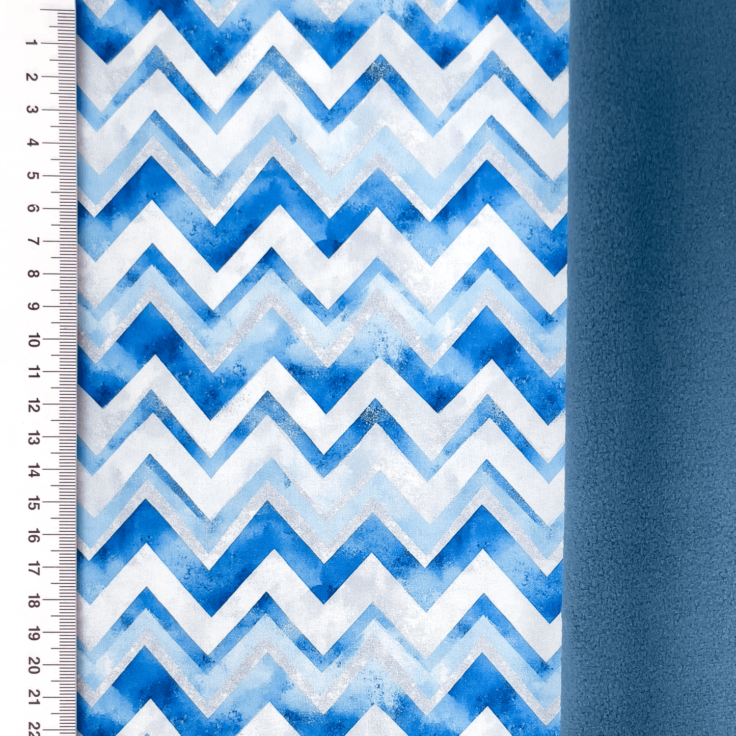 Image du tissu Softshell - zigzag 310 g/m² – disponible chez Tissus de Charlotte