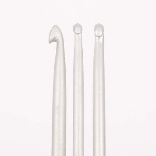 Image of a DROPS aluminium crochet hook | sizes 2 – 5 mm – available at Šarlotes audumi