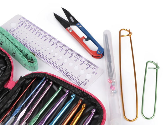 Crochet set with metal crochet hooks and accessories | In a pink case | 99 pcs.
