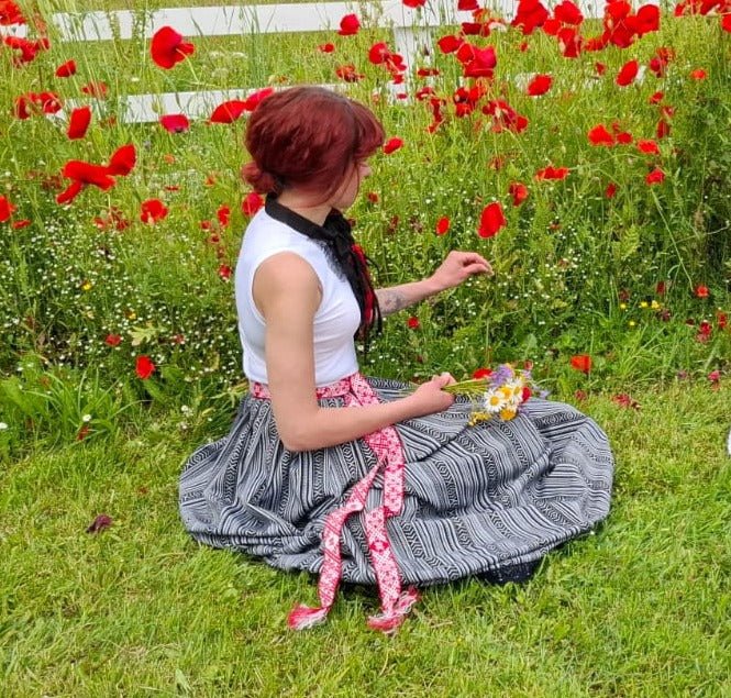 Image with traditional ribbon, 40mm belt, red-LV – available at Šarlotes audumi