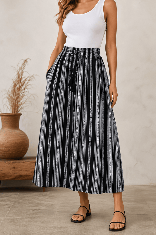 Image of traditional-pattern fabric with a fine black-and-white design, 200 g/m² – available at Šarlotes audumi