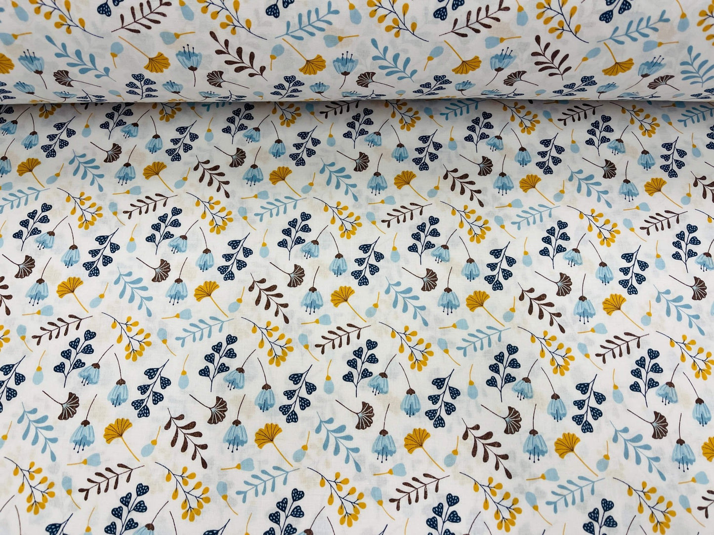 Tissu 100 % coton à petits motifs de fleurs bleues 125 g/m²