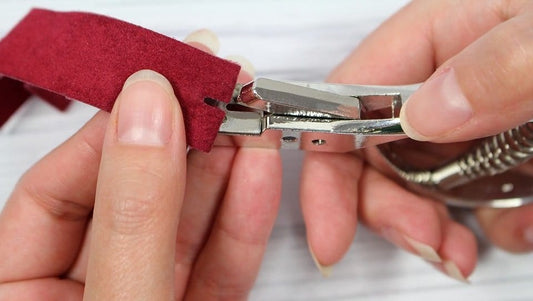 Pliers for tags on fabric, leather, paper
