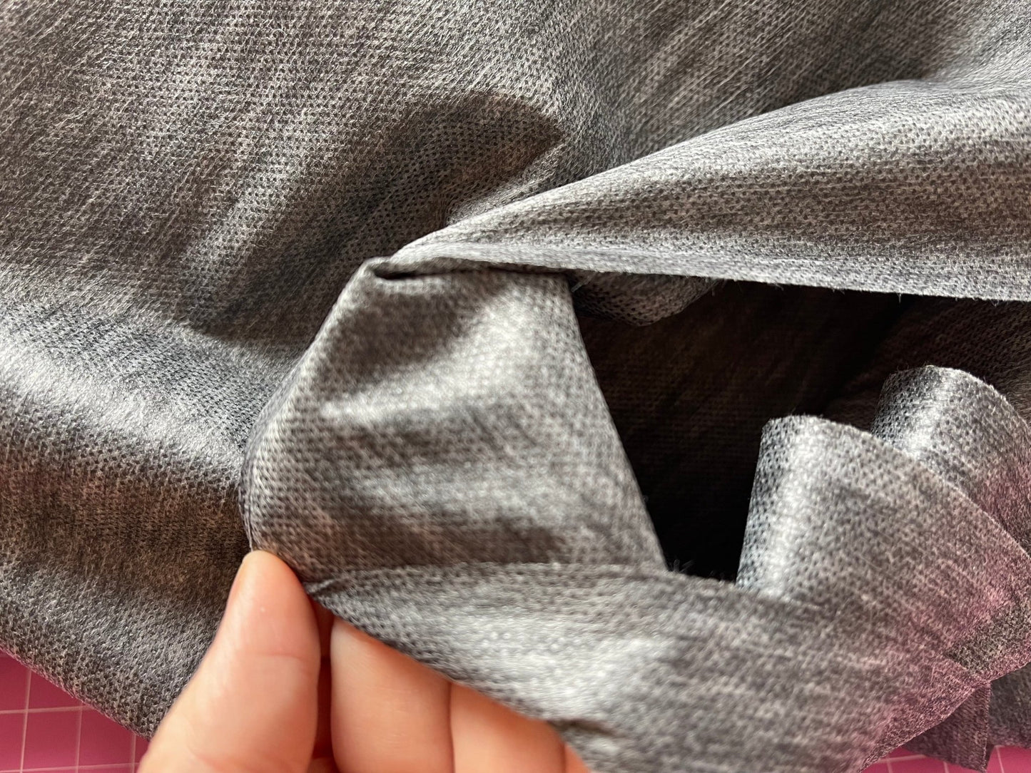 Einseitig beschichtetes Vlies (Flizelin) – grau 34 g/m²