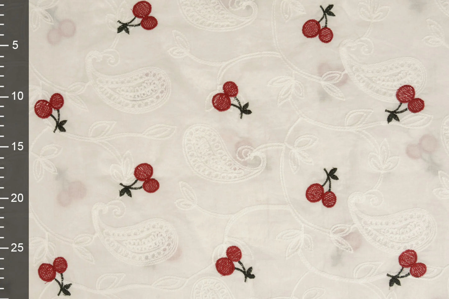 Tissu en coton brodé - cerises 110 g/m²