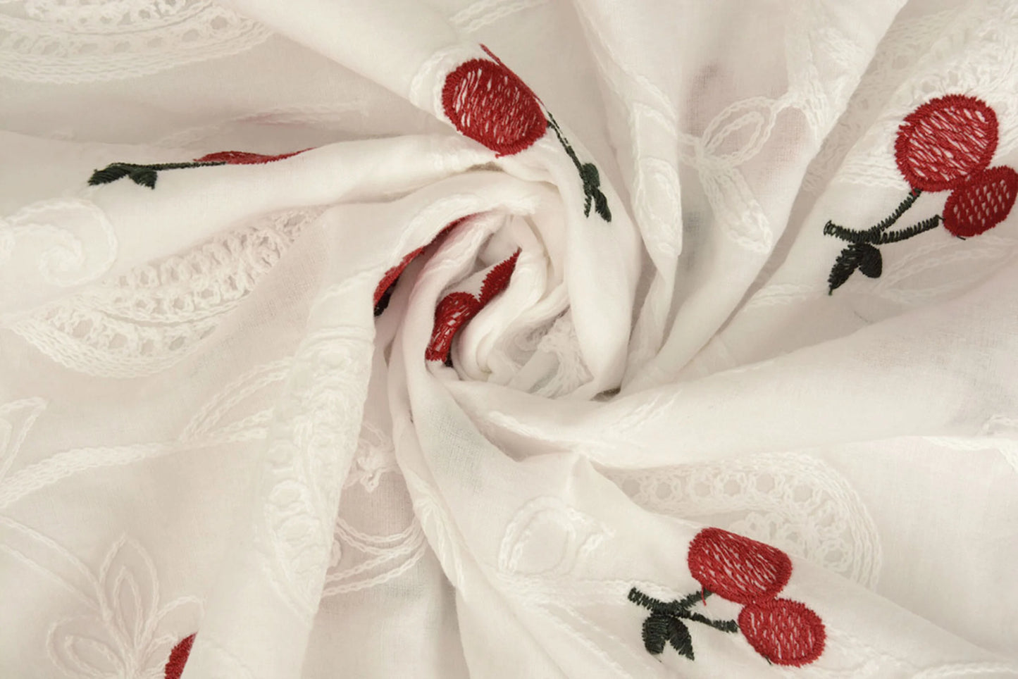 Tissu en coton brodé - cerises 110 g/m²