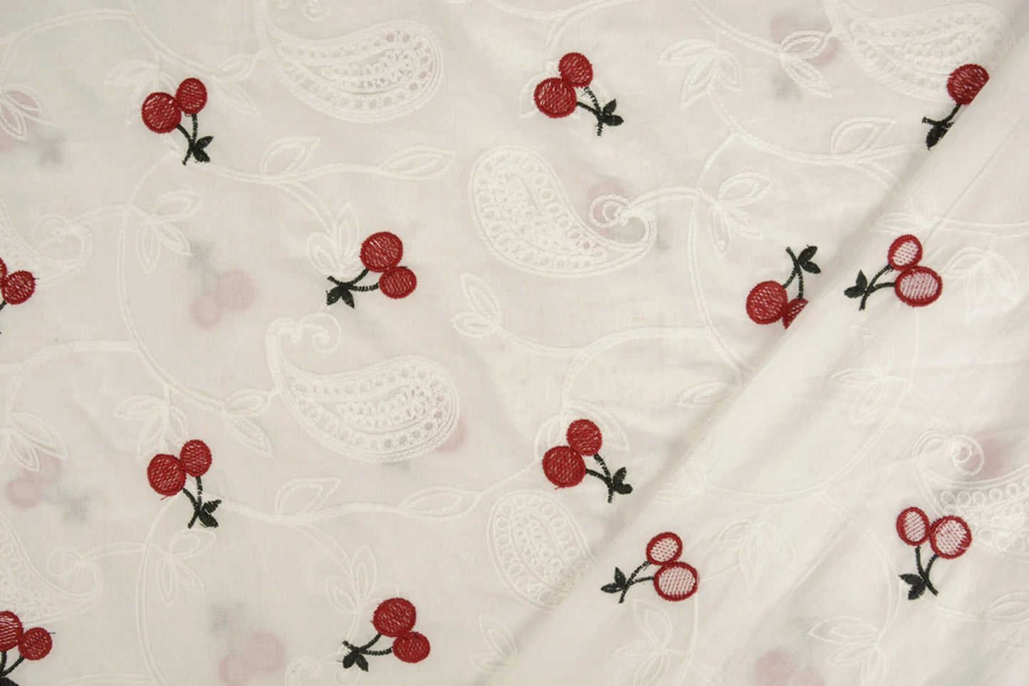 Tissu en coton brodé - cerises 110 g/m²
