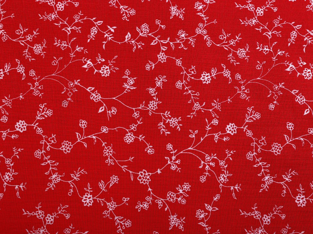 Image du tissu 100 % coton - fleurs blanches sur fond rouge, 125 g/m² – disponible chez Šarlotes audumi