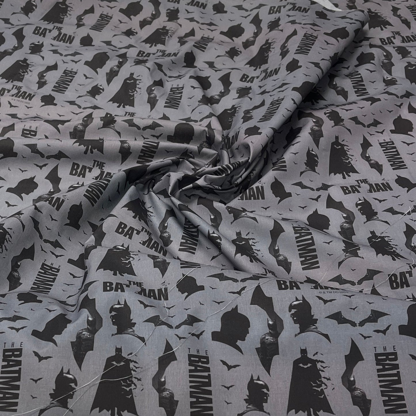 Tissu 100 % coton - Batman sur fond gris The Batman ™© 135 g/m²