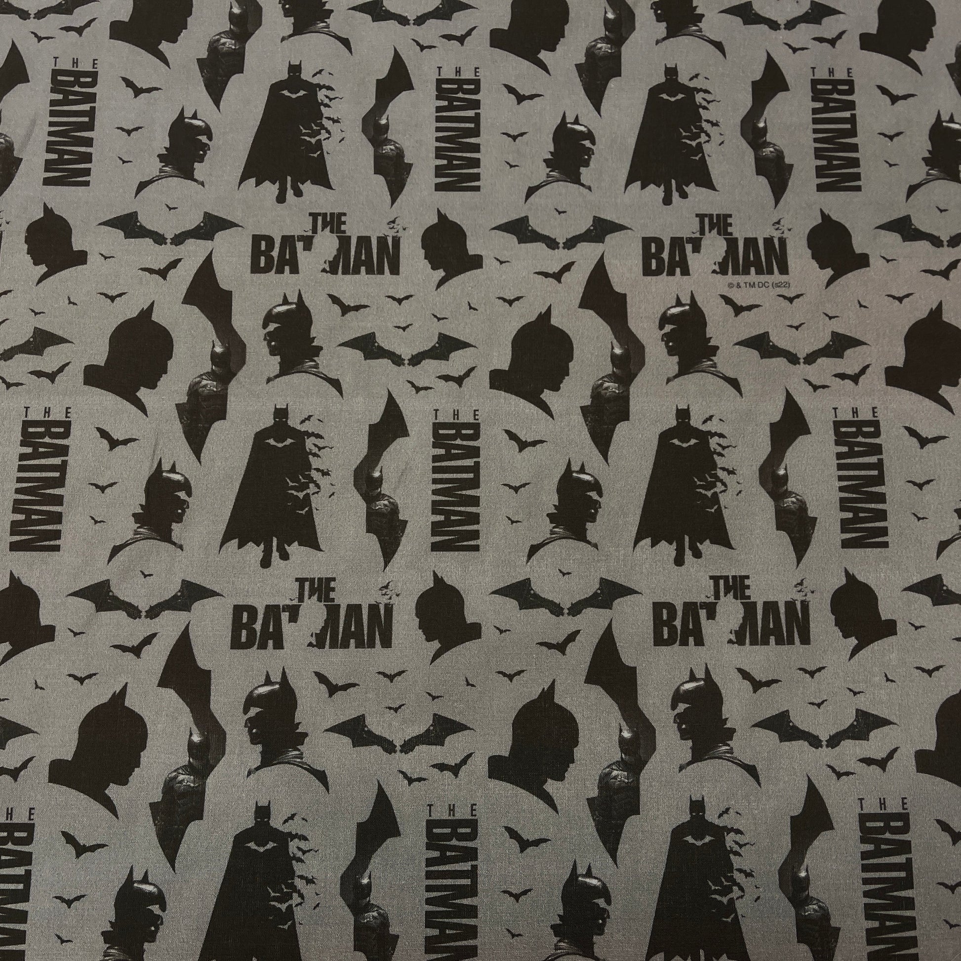 Tissu 100 % coton - Batman sur fond gris The Batman ™© 135 g/m²