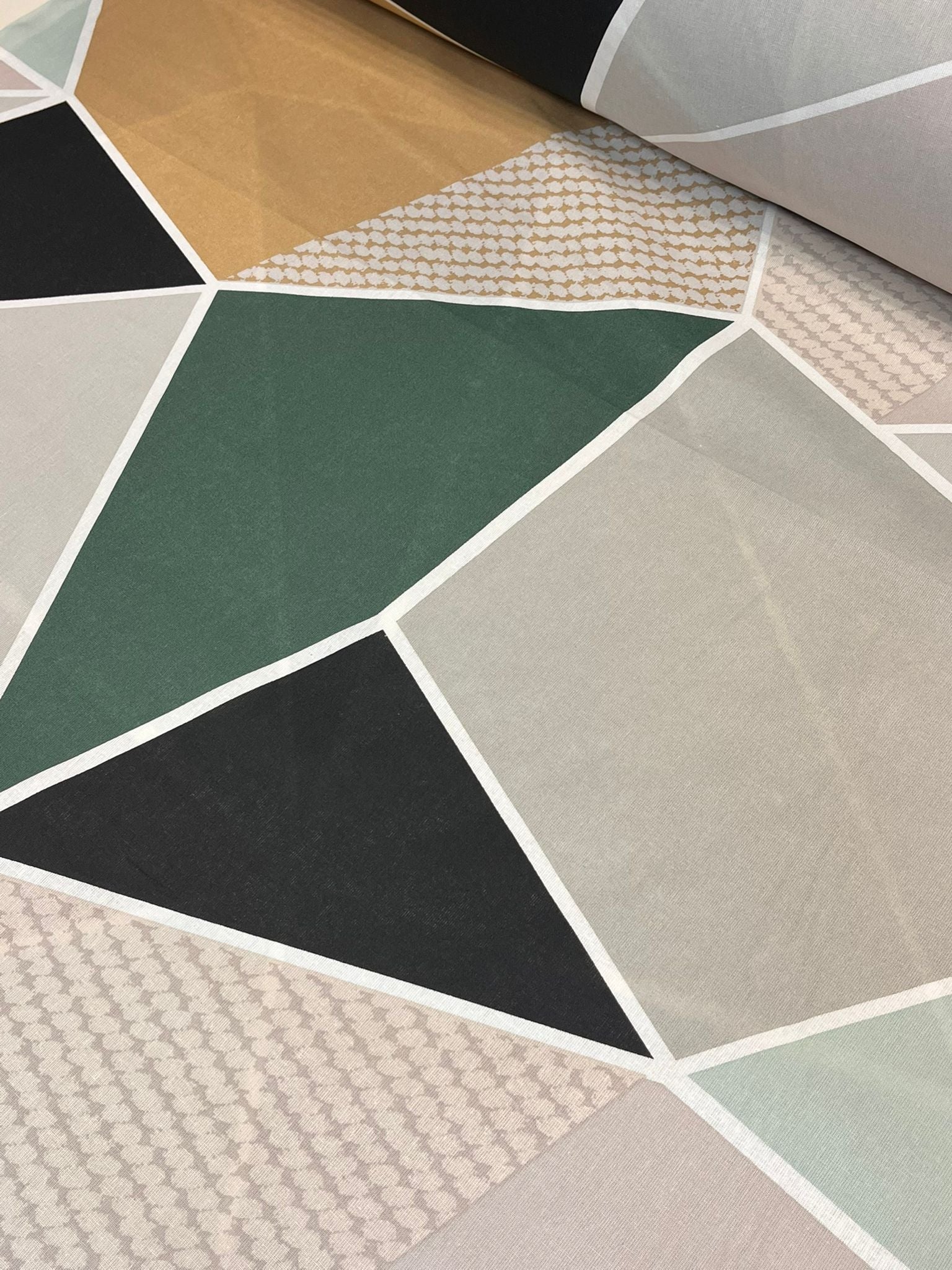 Image en tissu 100 % coton - triangles géométriques 220 cm 130 g/m² – disponible chez Šarlotes audumi