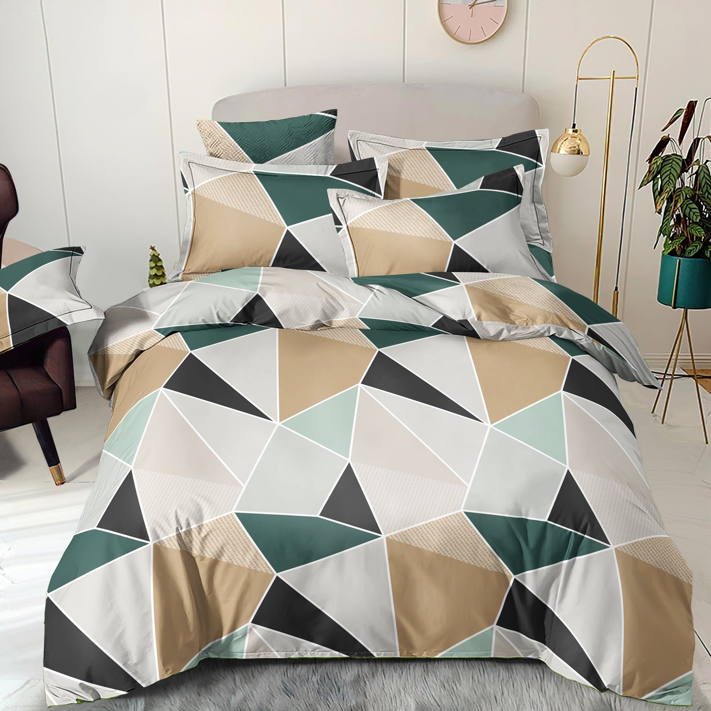 Image en tissu 100 % coton - triangles géométriques 220 cm 130 g/m² – disponible chez Šarlotes audumi