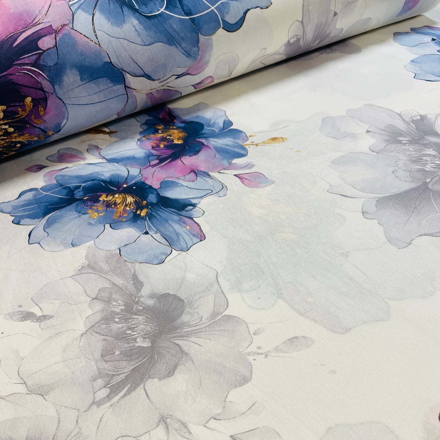 Image de tissu 100 % coton - fleurs indigo 220cm 146 g/m² – disponible chez Šarlotes audumi