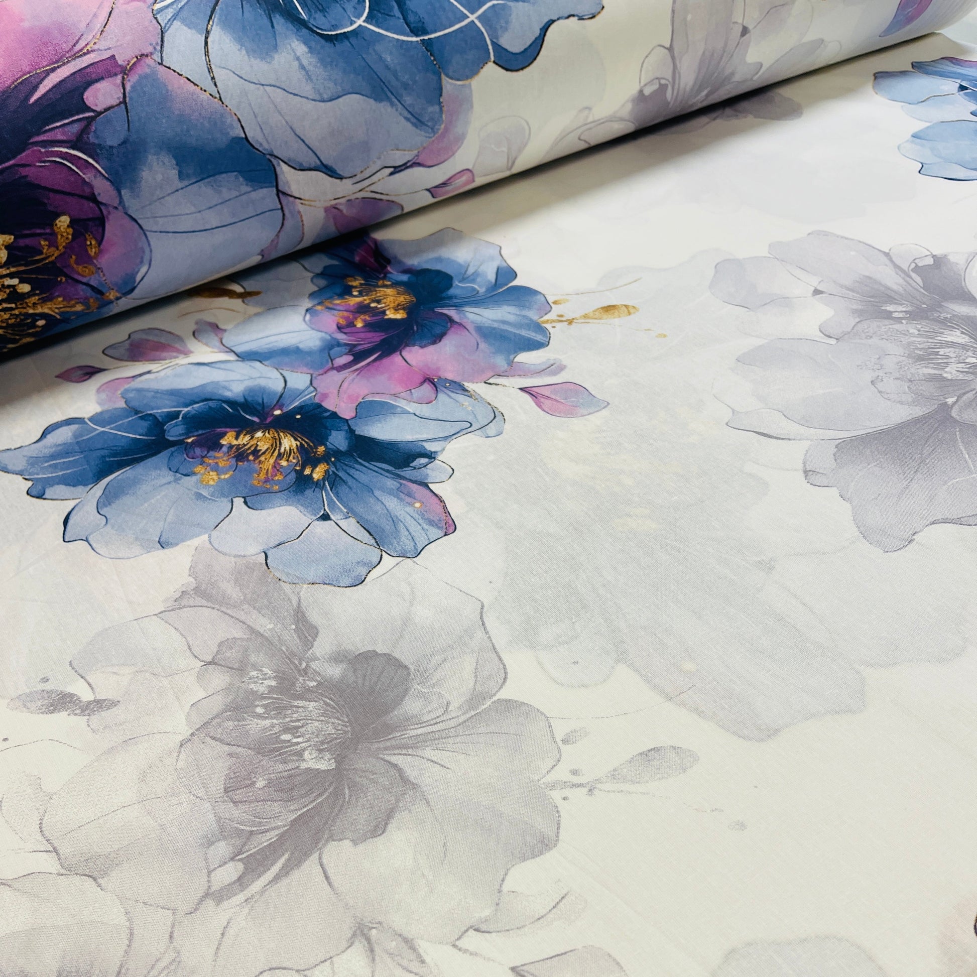 Image de tissu 100 % coton - fleurs indigo 220cm 146 g/m² – disponible chez Šarlotes audumi