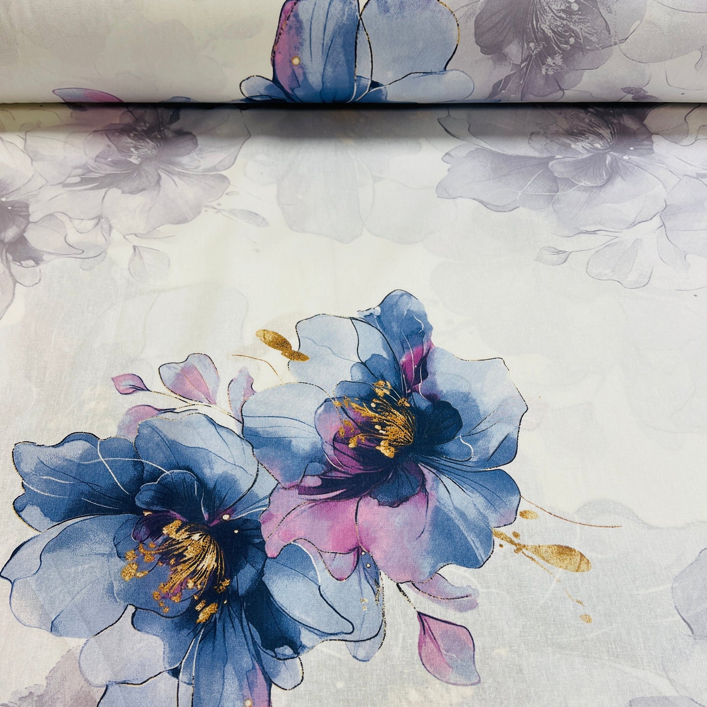Image de tissu 100 % coton - fleurs indigo 220 cm 146 g/m² – disponible chez Šarlotes audumi